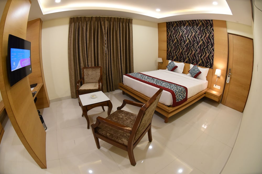 Superior Suite, 1 King Bed, City View photo 1