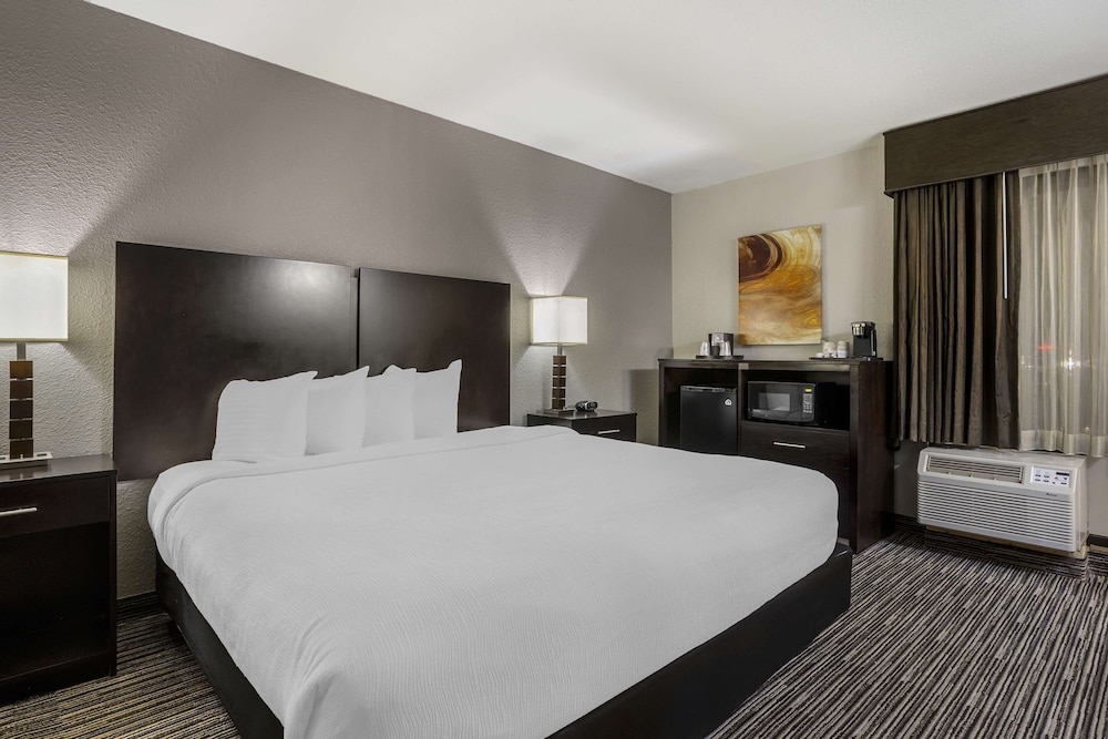 Standard Room, 1 King Bed, Accessible, Non Smoking (Bathtub) - Photo 4