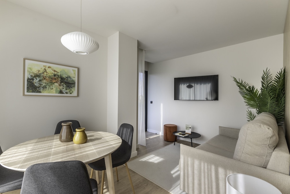 Apartment, 2 Bedrooms, Terrace - Photo 1