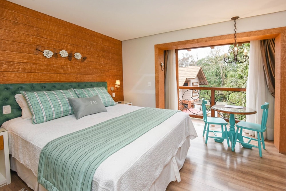 Luxury Room thumbnail 5