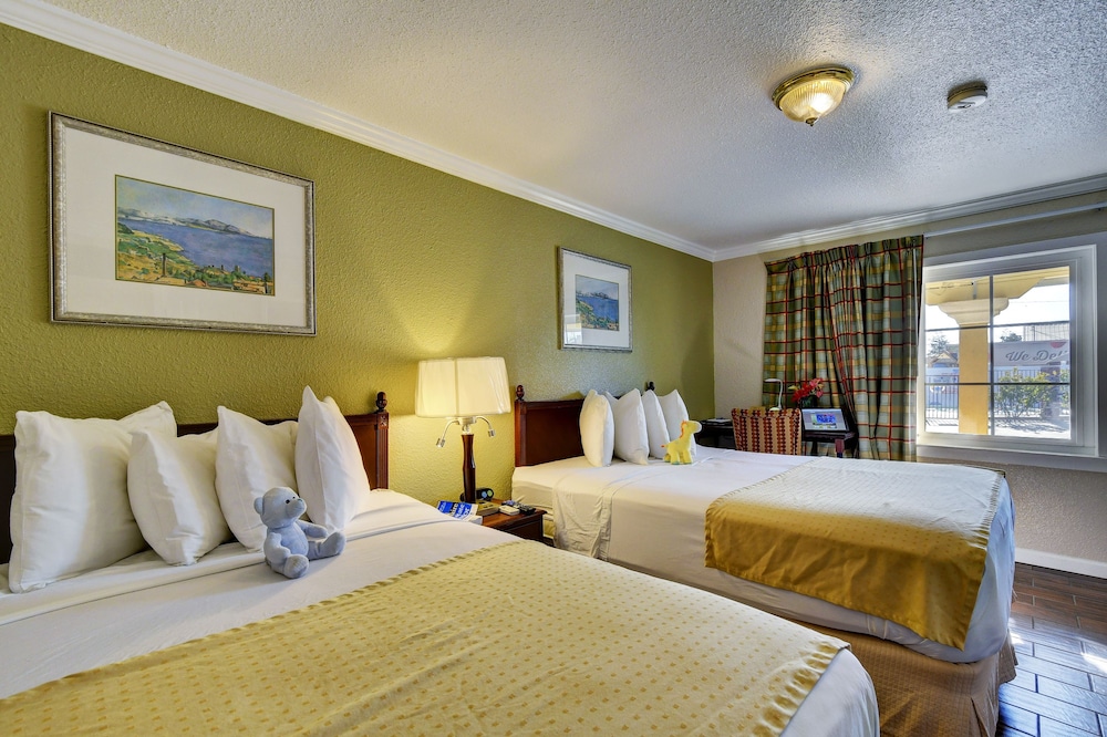 Standard Room, 1 Queen and 1 Double Bed, Non Smoking - Photo 2