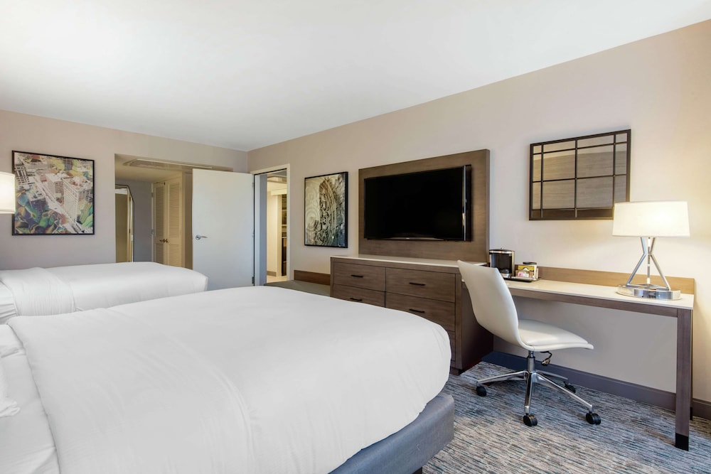 Room, 2 Queen Beds, Accessible (Mobility & Hearing, Roll-In Shower) - Photo 2