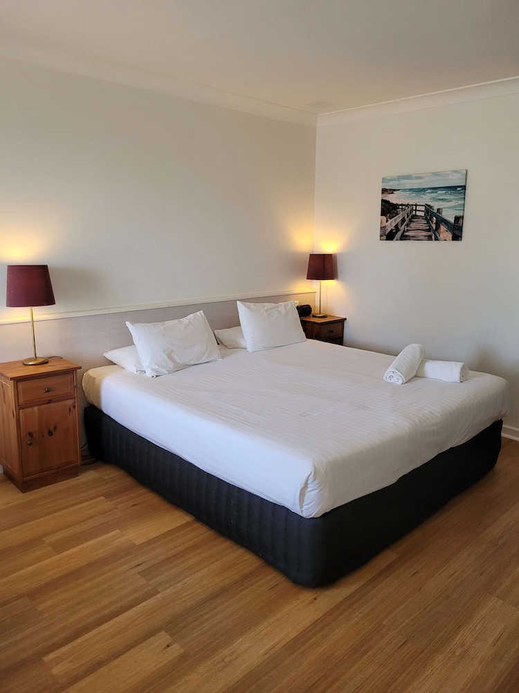 Standard Room, 1 King Bed, Non Smoking photo 2