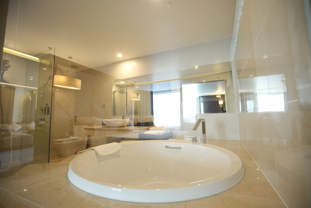 Central Executive Suite, Bay View - Photo 13