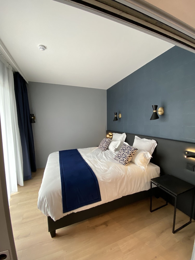 Deluxe Suite, 1 King Bed, Non Smoking, Golf View (with Sofabed) - Photo 1