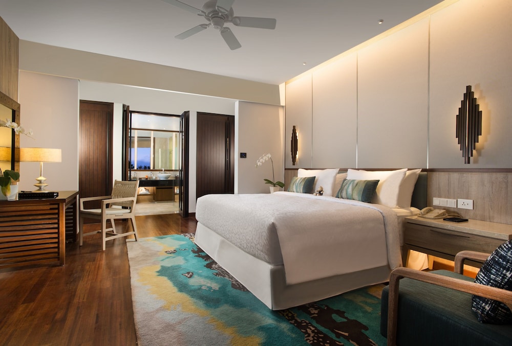 Deluxe Room, 1 King Bed, Pool View - Photo 3