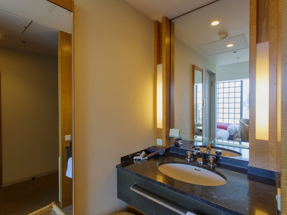 Standard Twin Room, Smoking (Palace Side)