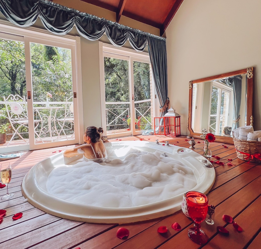 Honeymoon Studio Suite, 1 Queen Bed, Fireplace (Bordeaux)