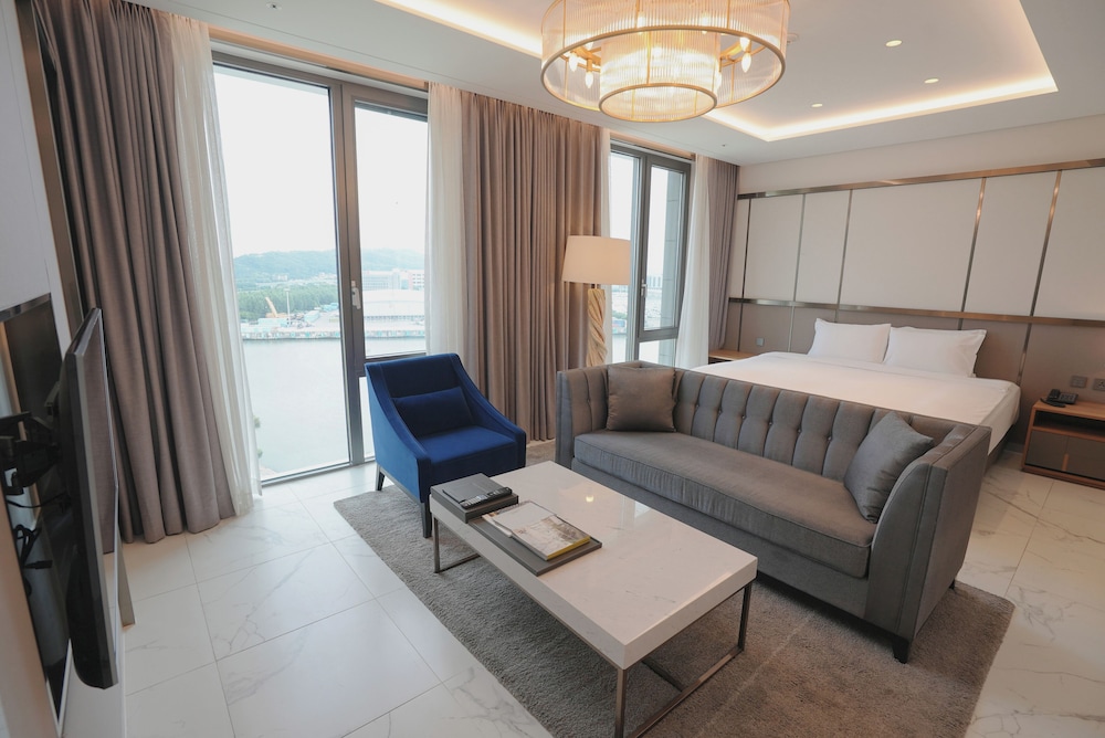 Suite, 1 King Bed (Complimentary Pool Access for 2) - Photo 3