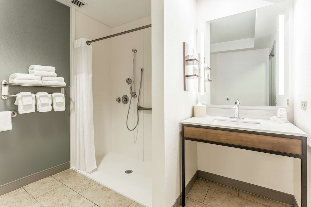 Suite, 1 Bedroom, Accessible (Roll-In Shower) - Photo 4