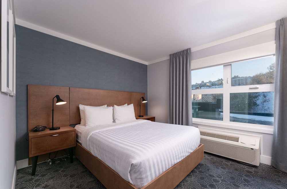Suite, 2 Queen Beds, Non Smoking, Kitchenette (Living Room;with Single Sofabed) photo 1
