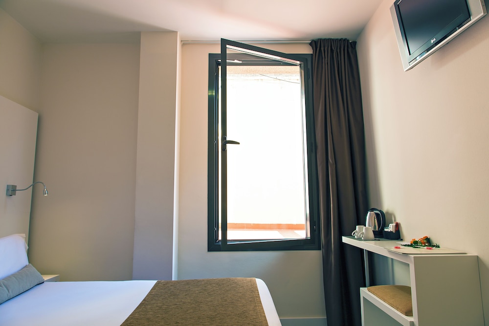 Basic Double Room, 1 Large Twin Bed, Non Smoking, Courtyard View photo 2