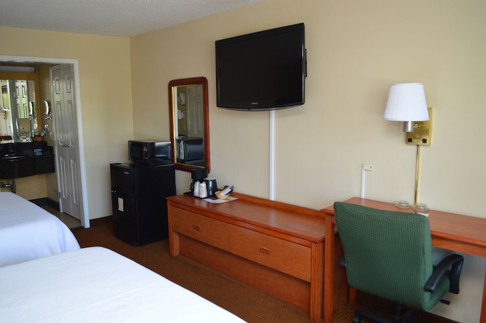 Deluxe Room, 1 King Bed, Accessible - Photo 4