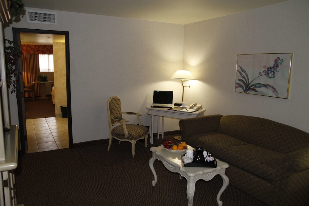 Deluxe Suite, 2 Double Beds, Non Smoking - Photo 3