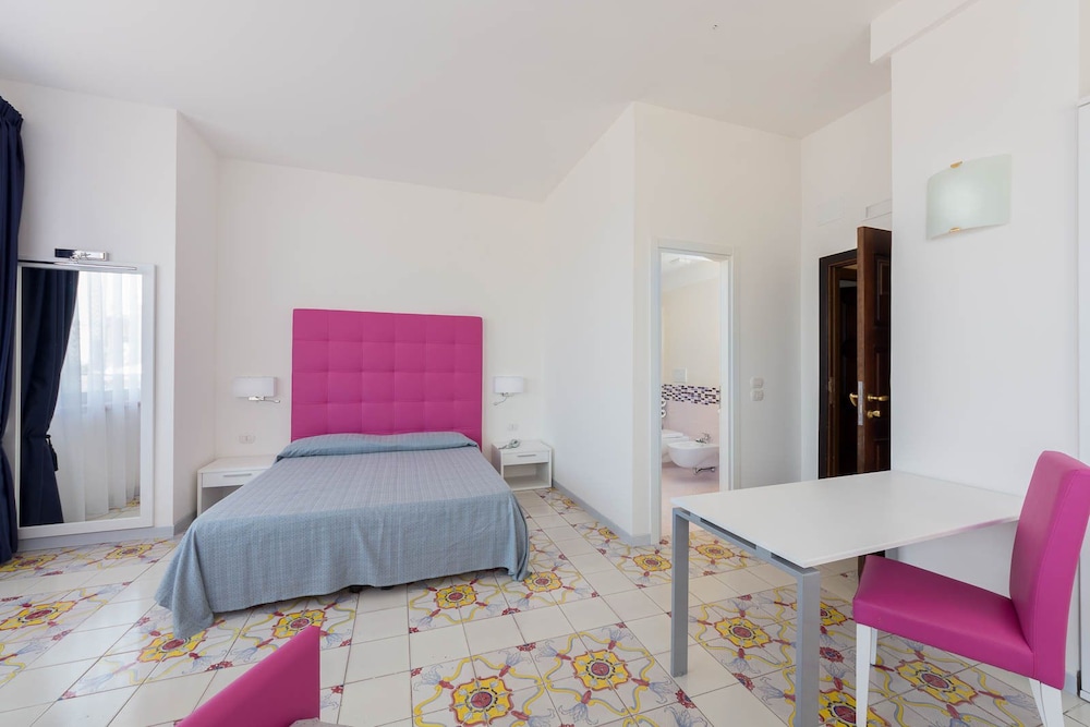 Comfort Room, City View - Photo 5