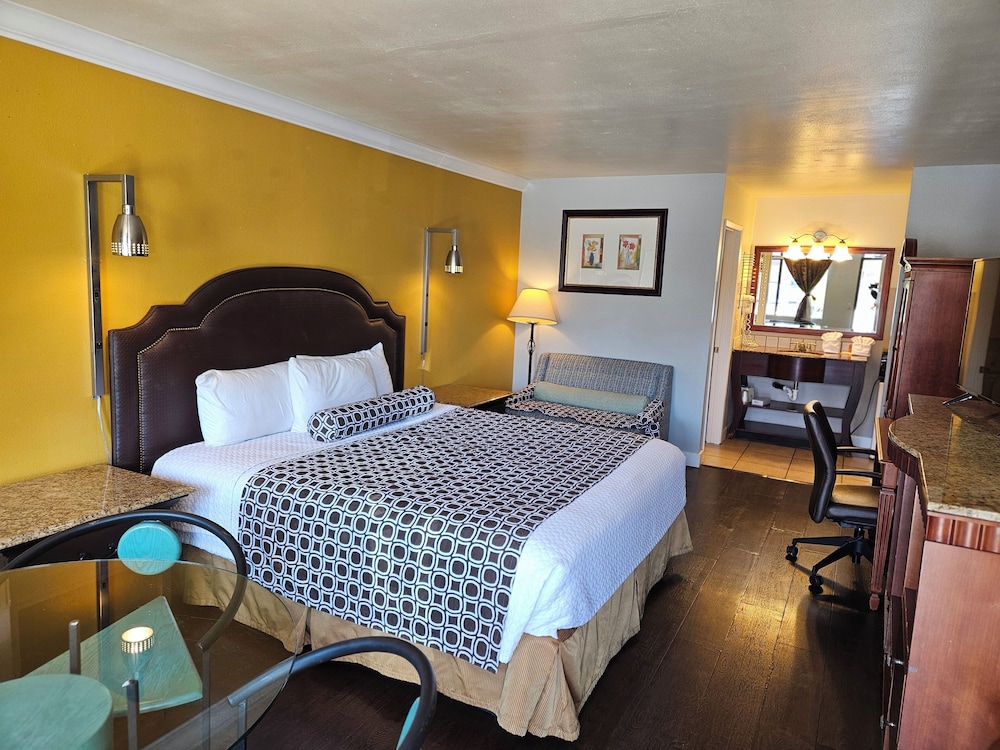 Standard Room, 1 King Bed photo 1