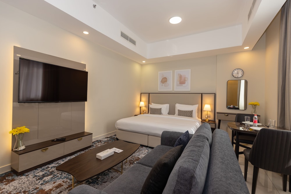 Superior Studio, 1 King Bed photo 3