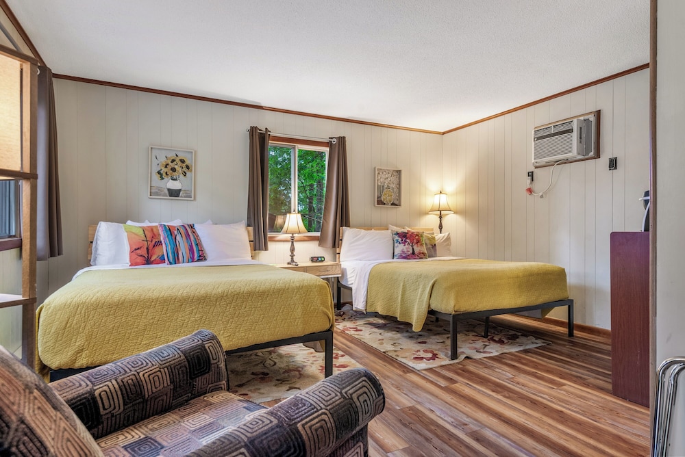 Family Double Room, 2 Queen Beds (Room 12) photo 1