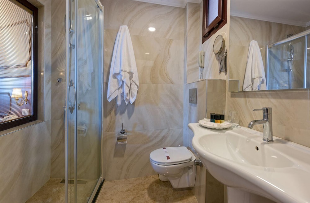 Romantic Double Room, 1 Double Bed, Partial Sea View photo 2