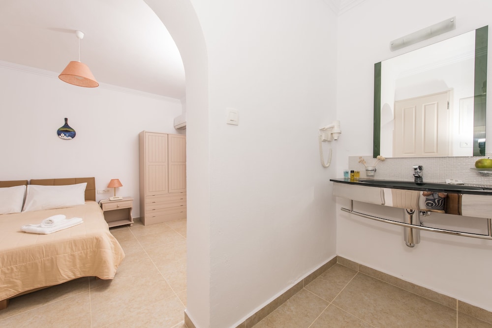 Economy Room - Photo 8
