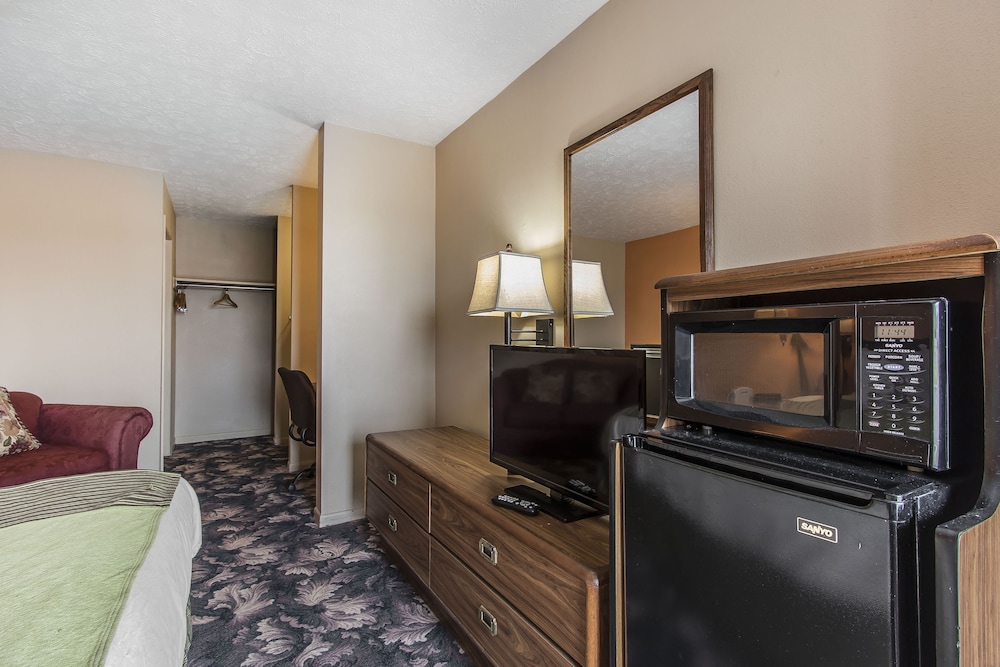 Standard Room, 1 King Bed, Non Smoking - Photo 2