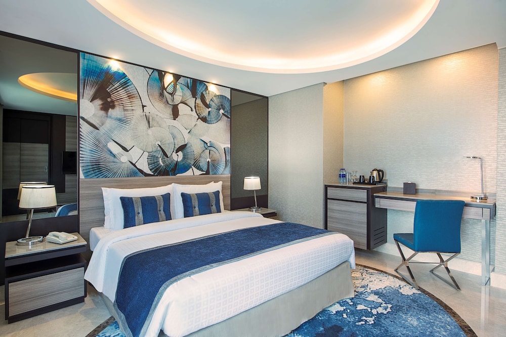 Superior Room, 1 King Bed, Non Smoking (Converts to 2 Twin Beds)
