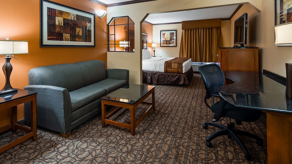 Suite, 1 King Bed, Non Smoking, Refrigerator & Microwave (with Sofabed) - Photo 2