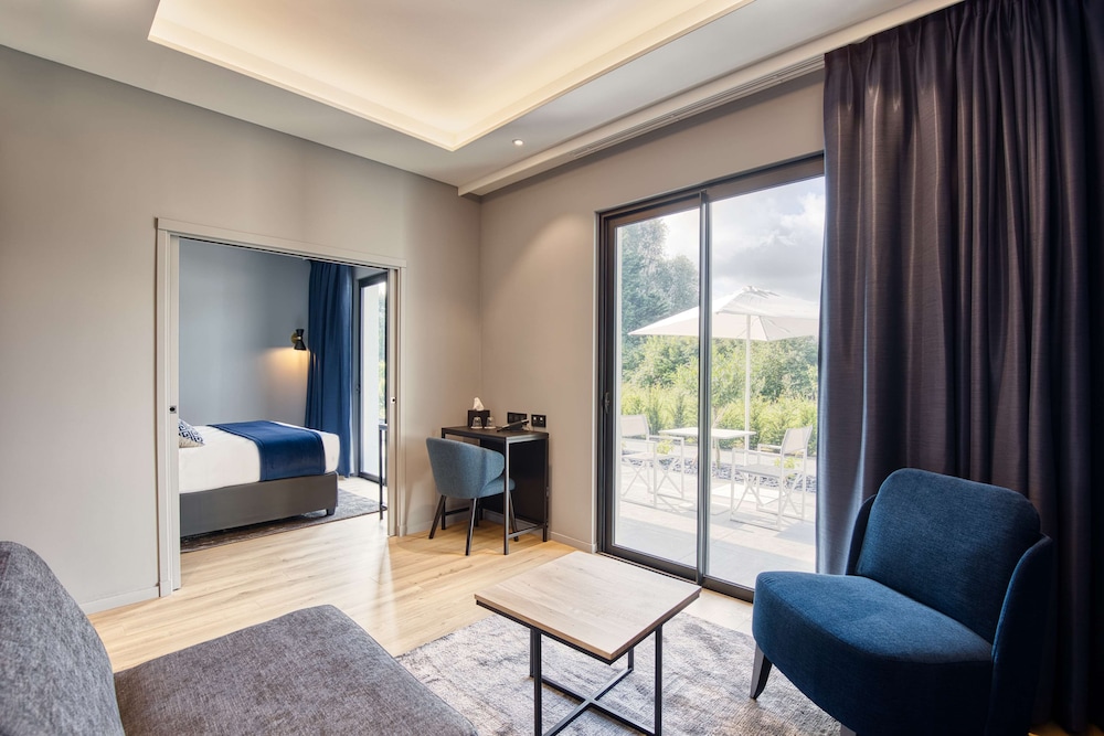 Deluxe Suite, 1 King Bed, Non Smoking, Golf View (with Sofabed) - Photo 4