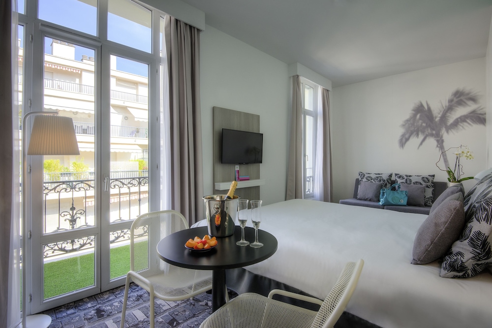 Standard Room, 1 Double Bed with Single Child Sofa Bed thumbnail 6