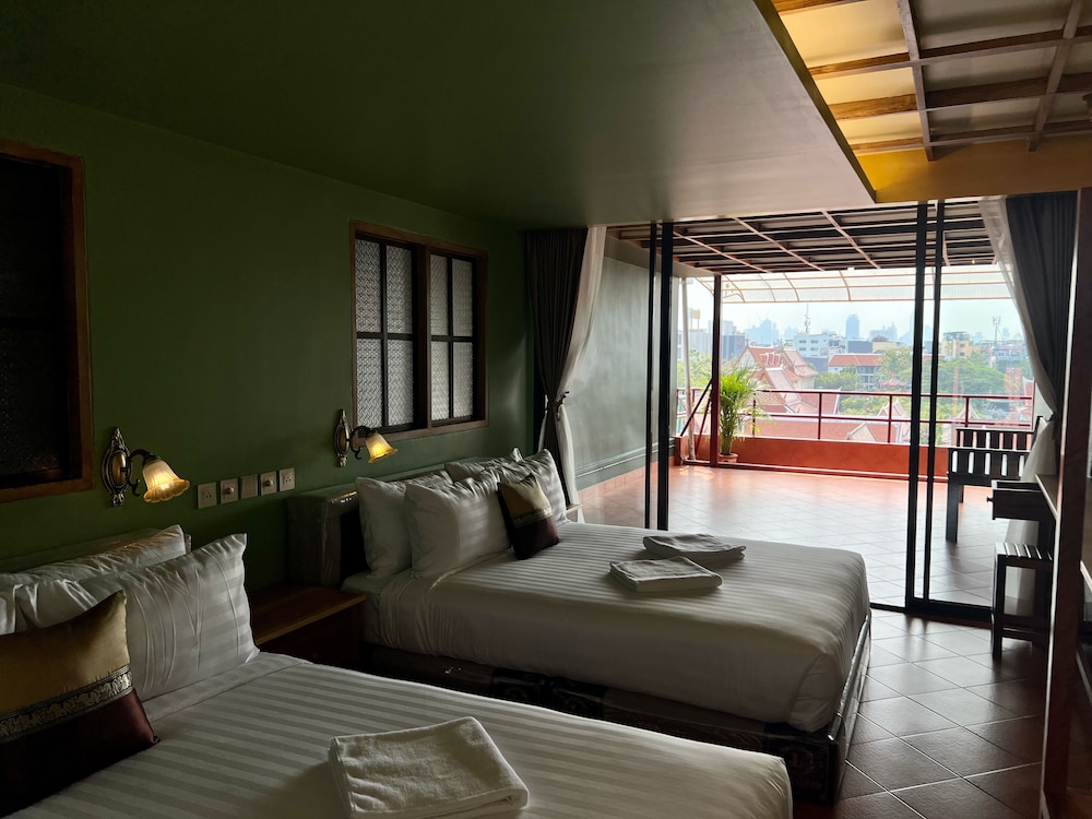 Classic Quadruple Room, City View photo 1
