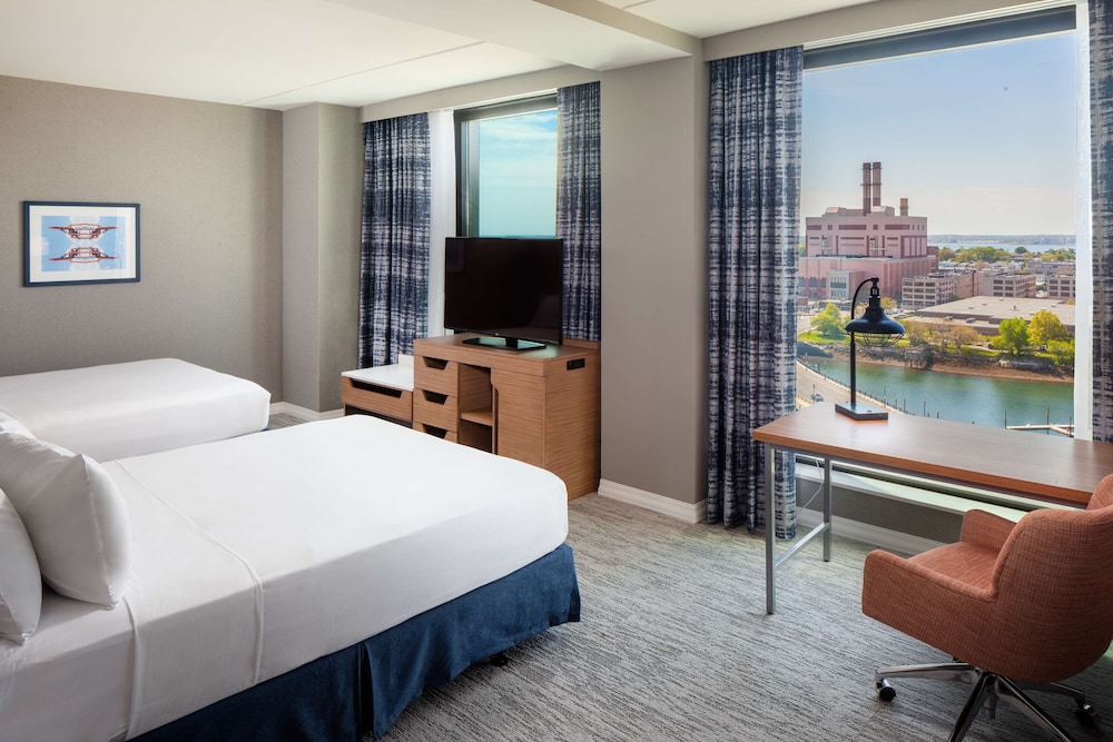 Premium Room, Accessible (2Queen&SofaBed,WaterView,RollinShower)