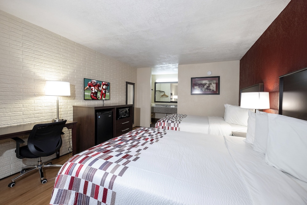 Deluxe Room, 2 Queen Beds, Smoking - Photo 8