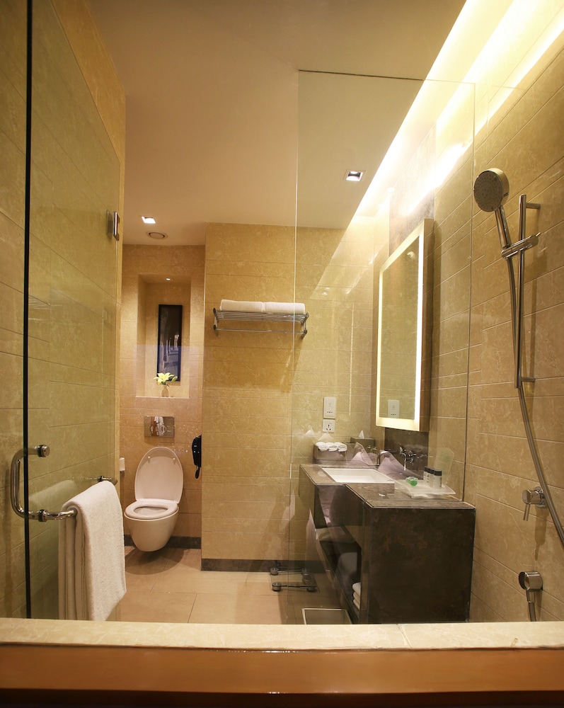 Club Room, 1 King Bed (High Floor, Club Floor) thumbnail 5
