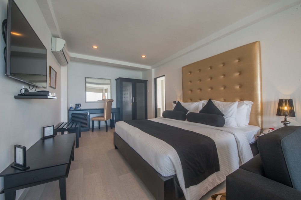 Deluxe Room with Sea View photo 3
