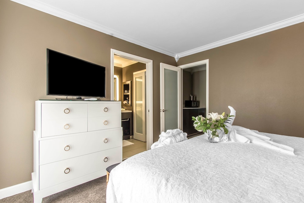 Suite, 1 King Bed (2-Room)