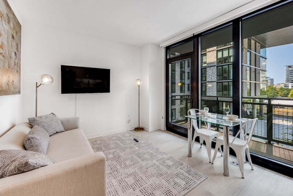 Luxury Apartment, 1 Bedroom, Balcony (Room décor/layout/colors vary by unit) - Photo 12