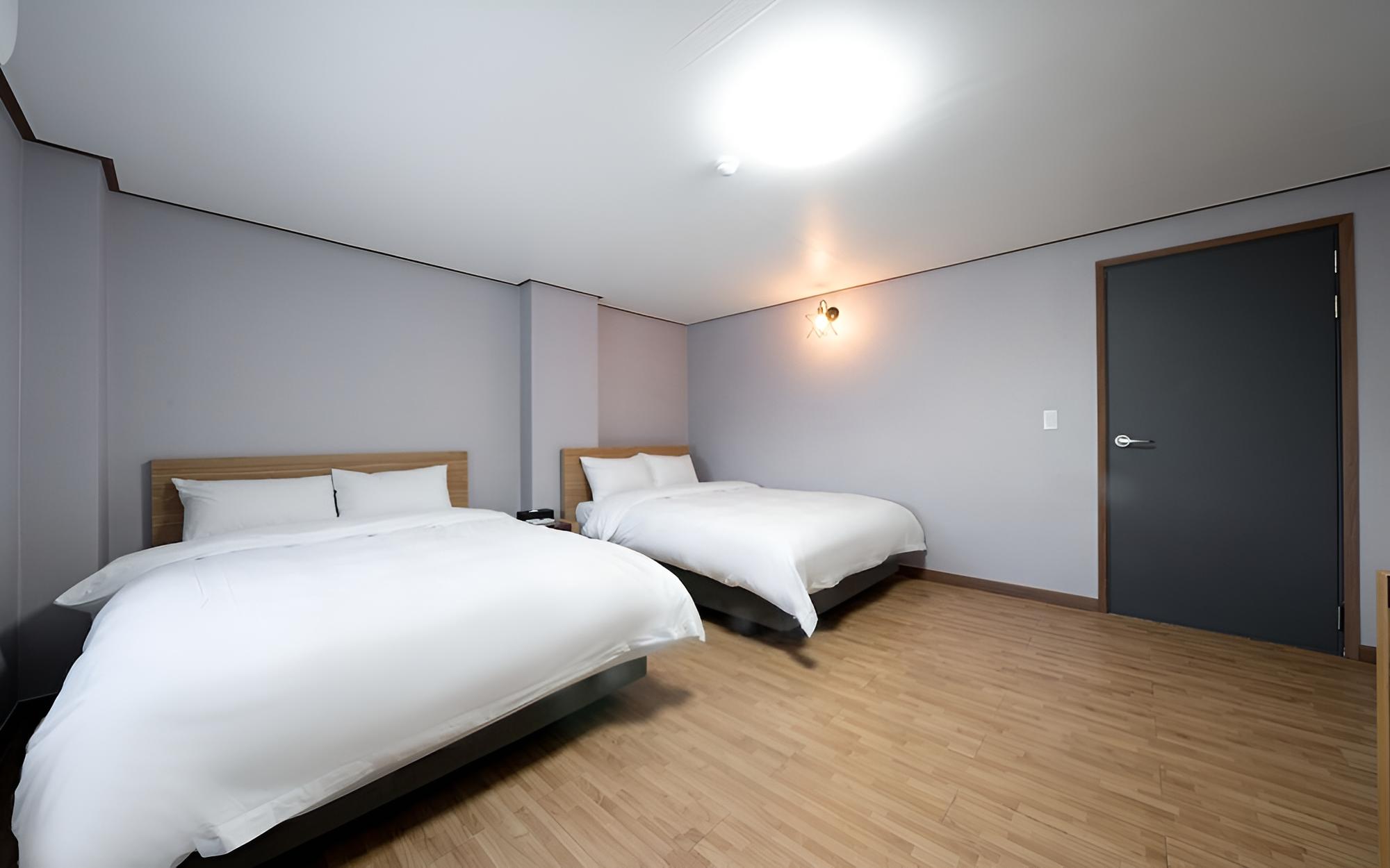 Room (Twin) - Photo 2