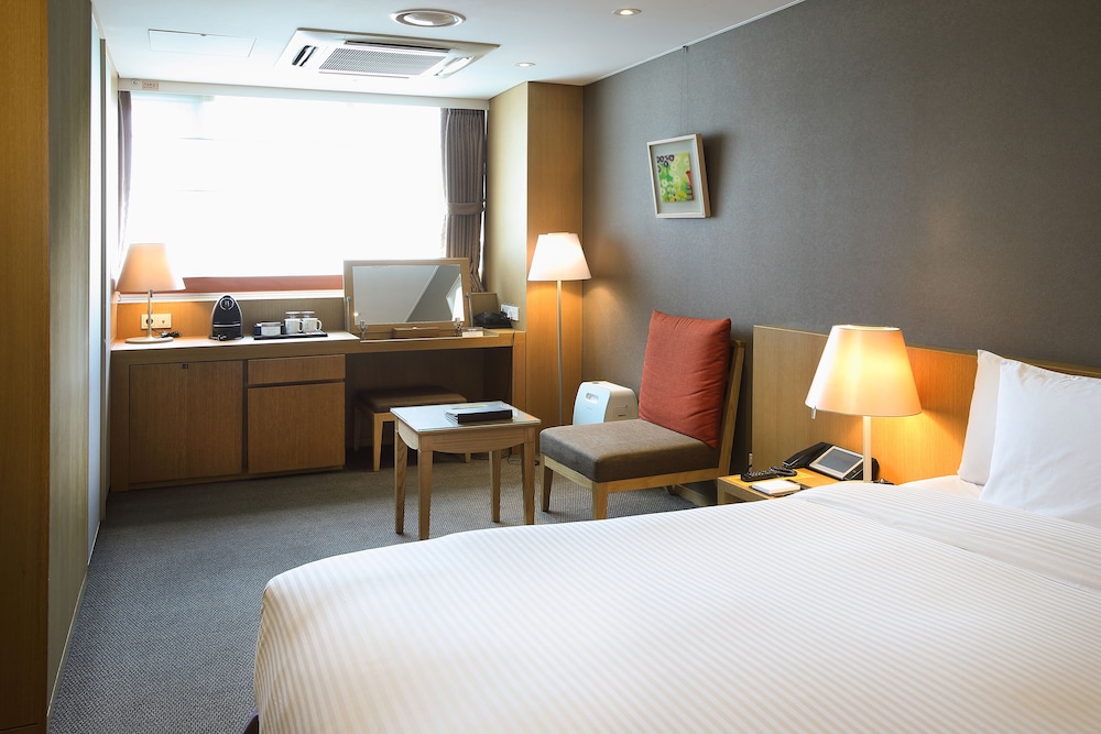 Double Room, City View (Bigger than most in Seoul) photo 3