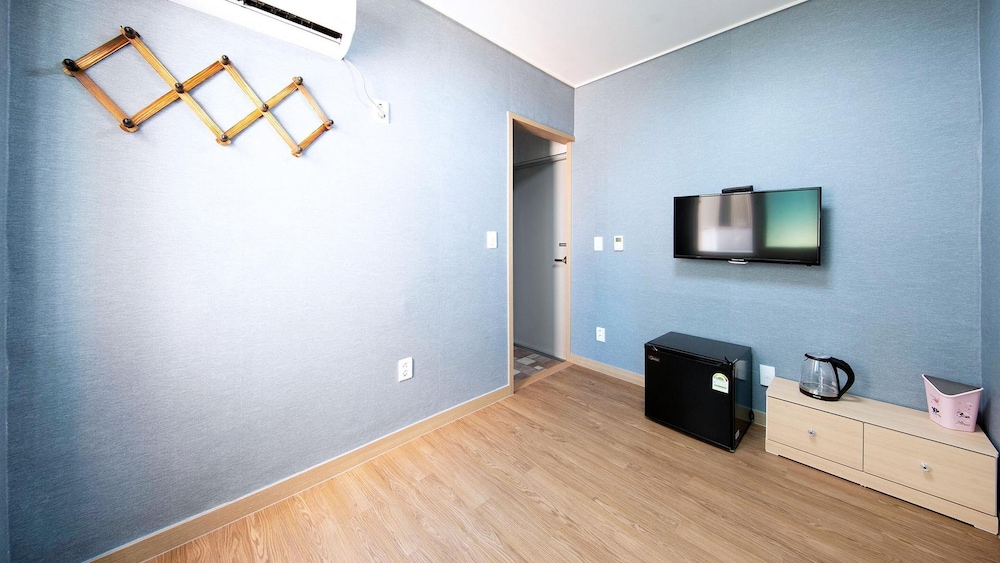 Basic Room, 1 Bedroom (205 ( No cooking )) - Photo 5