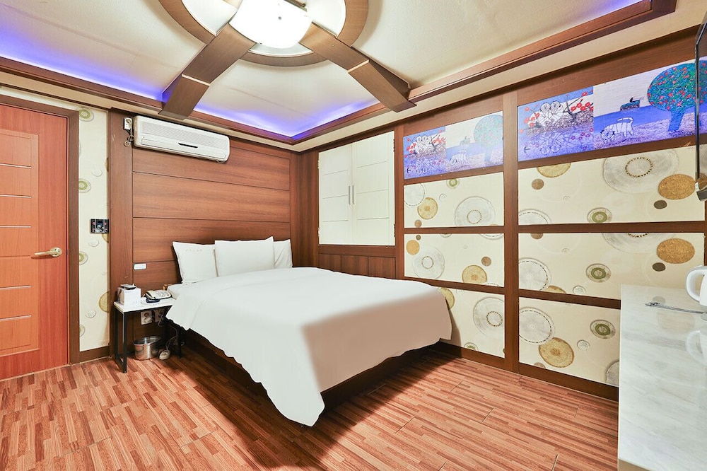 Basic Quadruple Room, Private Bathroom (Parking available)