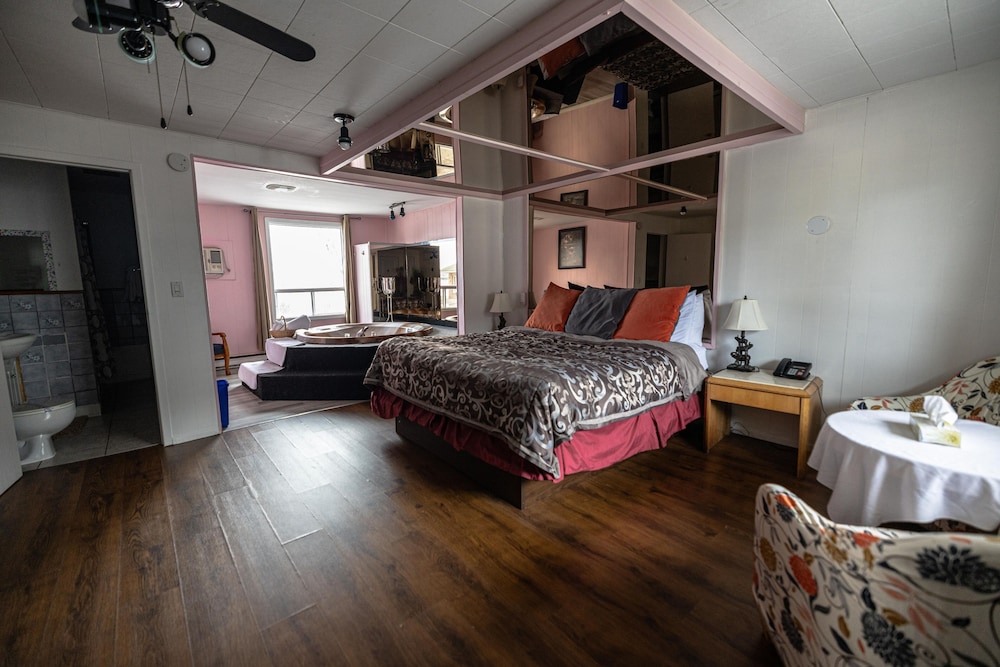 Romantic Room, 1 King Bed, Jetted Tub photo 1