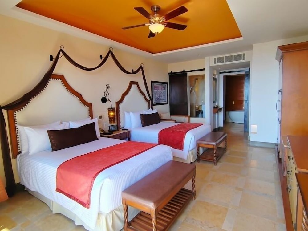 Preferred Club Junior Suite Ocean Front Double photo 3