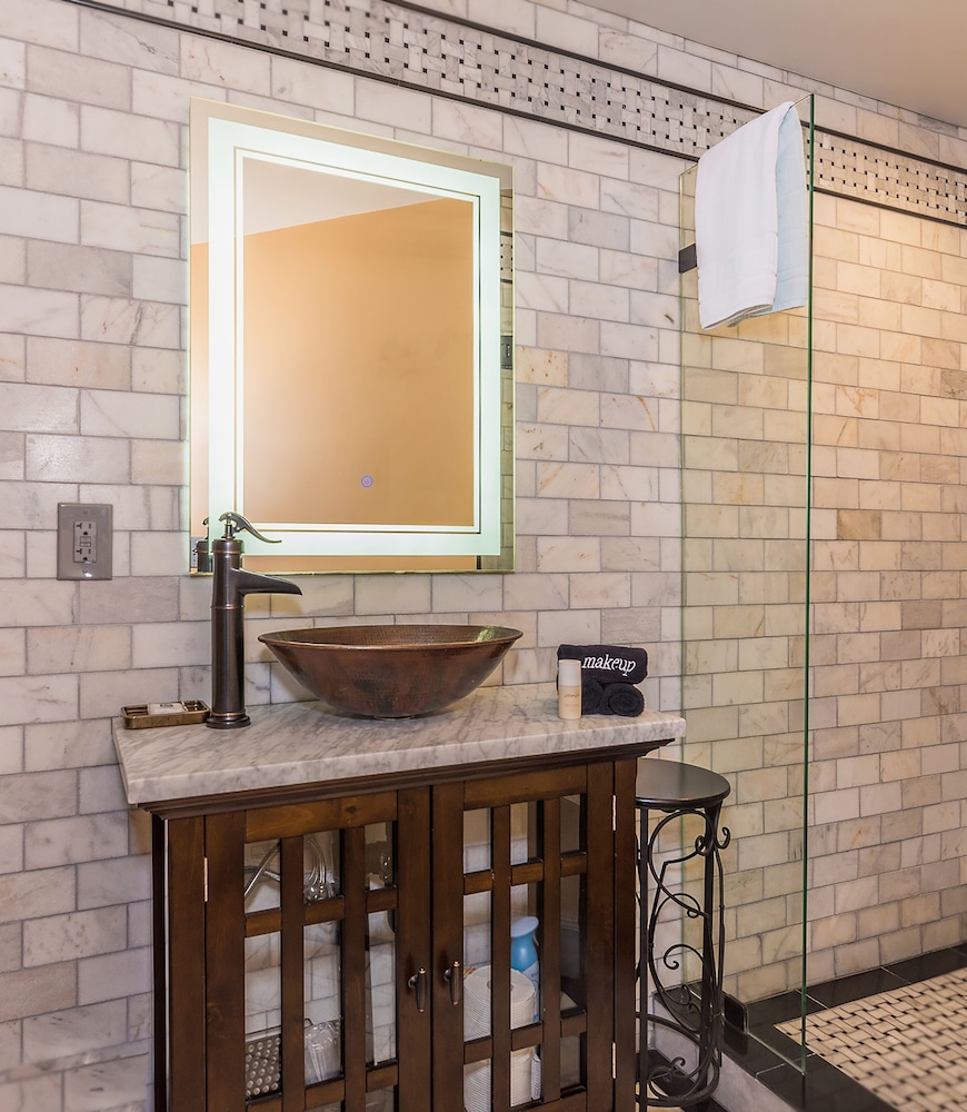 Signature Room, 1 King Bed, Private Bathroom photo 2