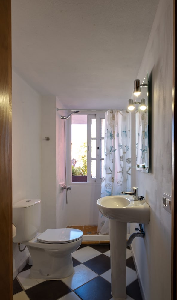 Basic Double Room, 1 Queen Bed photo 2