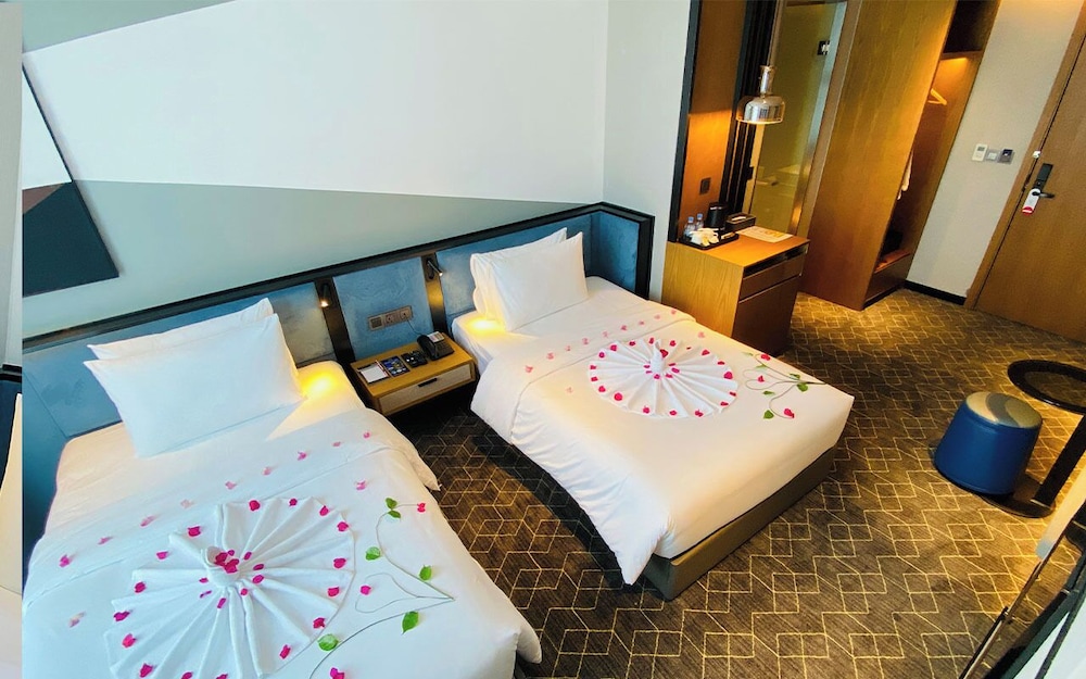 Deluxe Twin Room, City View - Photo 5