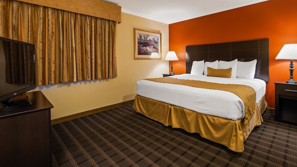 Standard Room, 1 King Bed, Non Smoking, Refrigerator & Microwave photo 1