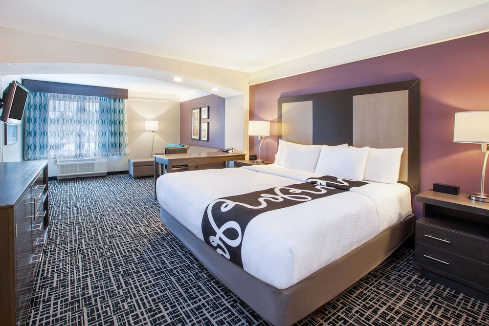 Executive Room, 1 King Bed, Accessible, Non Smoking (Mobility/Hearing Impaired Accessible) - Photo 2