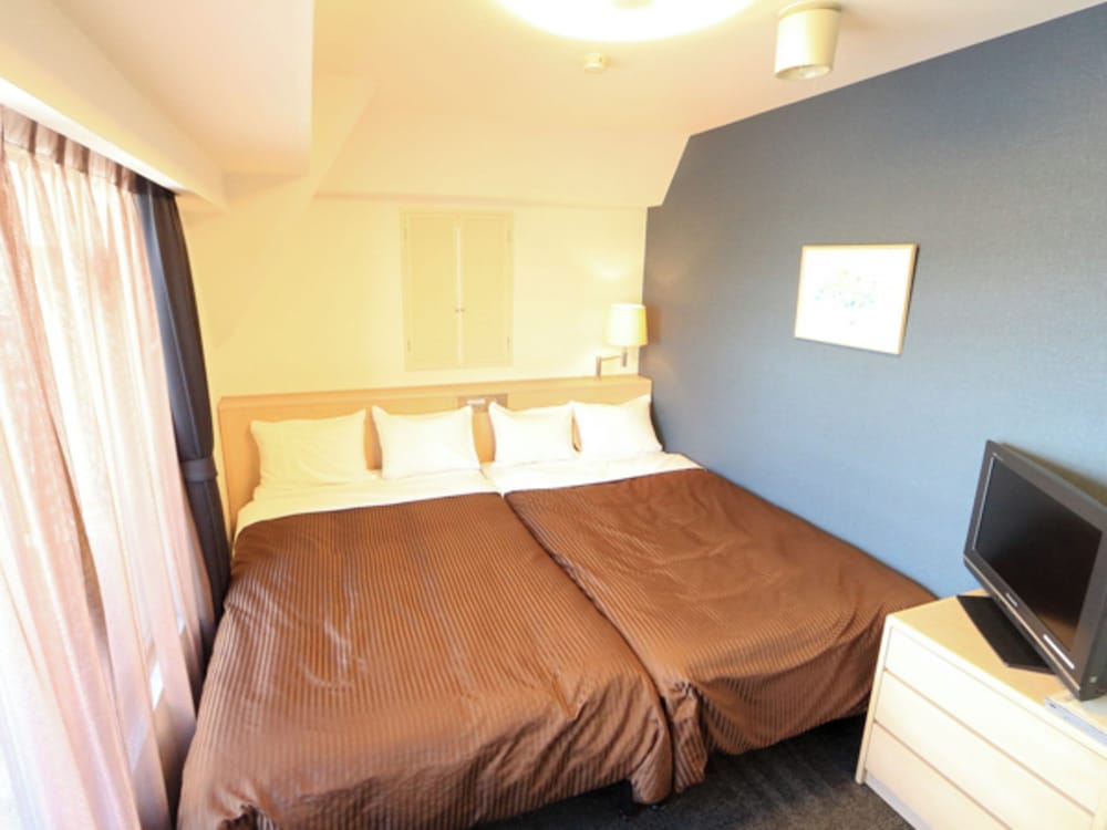Twin Room, Smoking