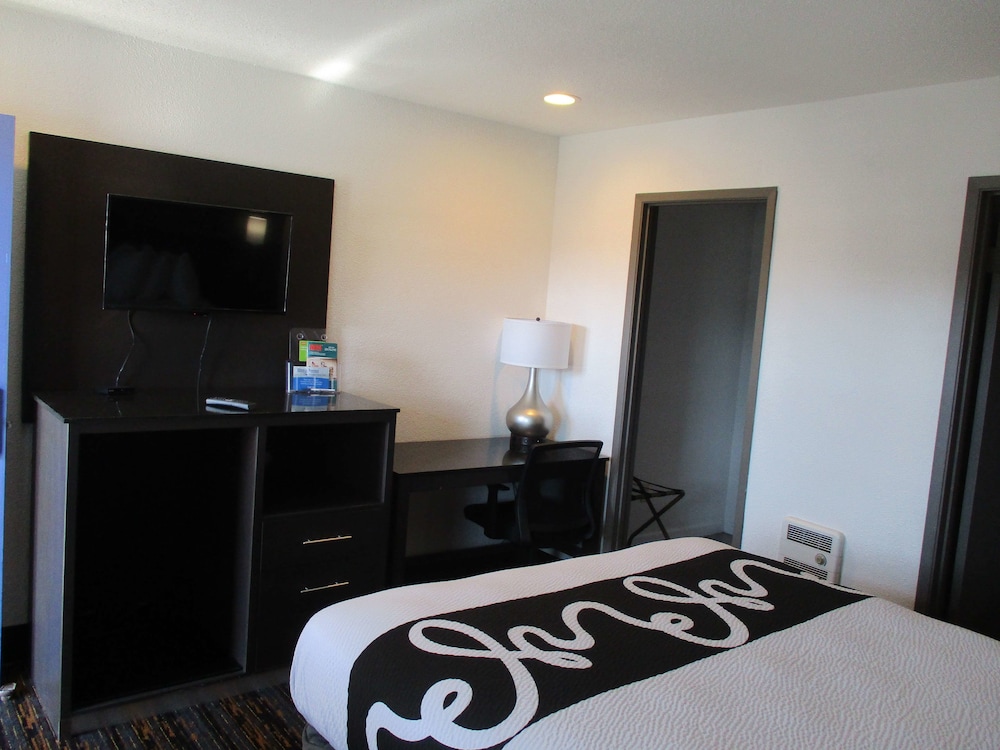 Standard Room, 1 King Bed, Accessible, Bathtub - Photo 3