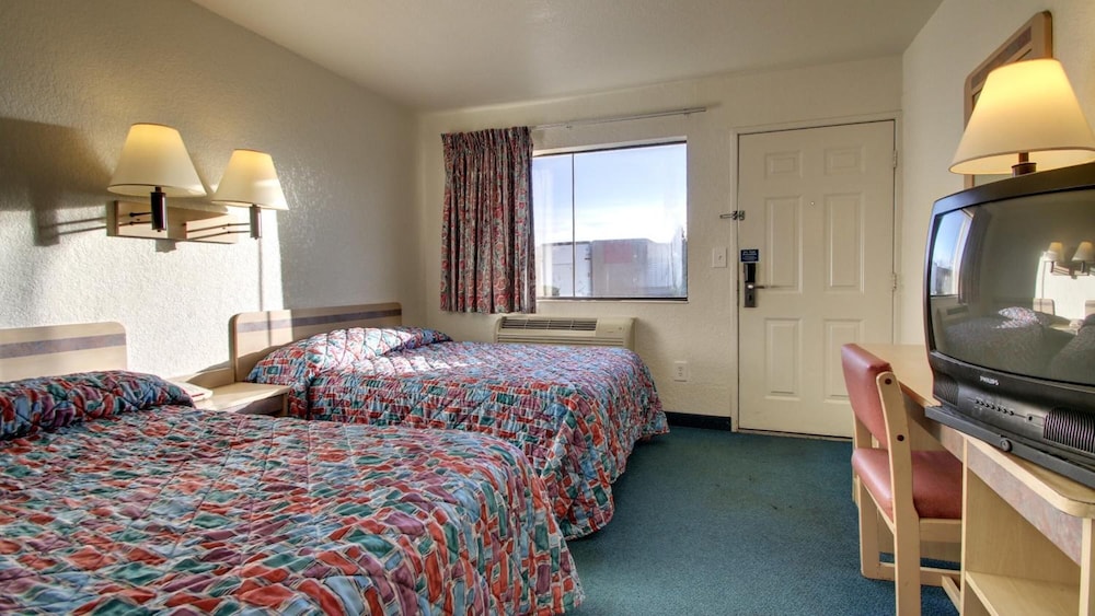 Deluxe Room, 2 Double Beds, Non Smoking, Refrigerator & Microwave photo 3